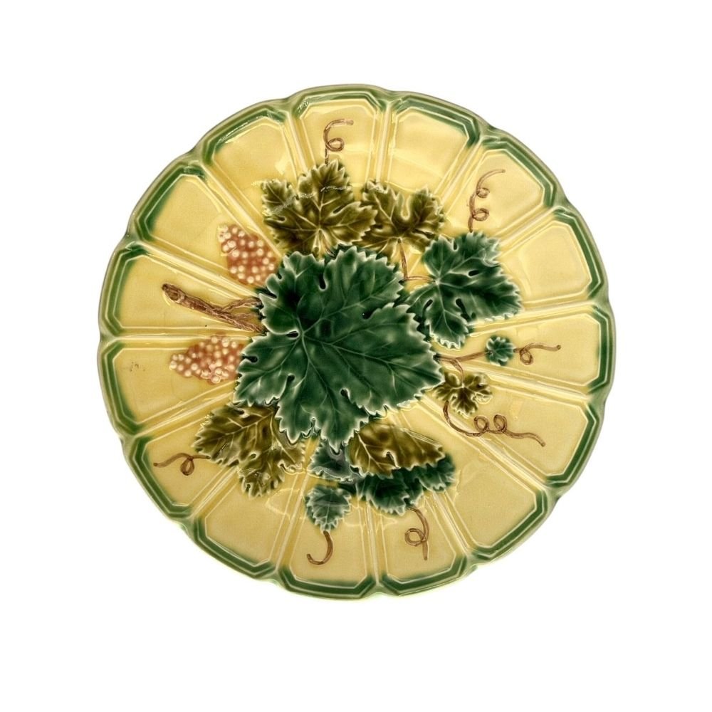 Portugese Bordallo Pinheiro majolica grape leaf plate c.1970-90s - 19.5cm - Florrie